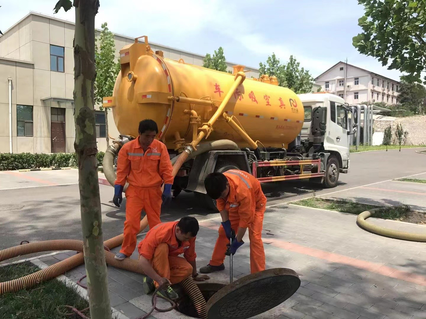锡林浩特化粪池清理与5-8吨吸粪车施工效率分析